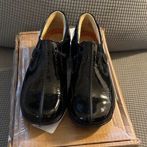 Clarks Woman's Un  Loop Black Patent Leather loafer